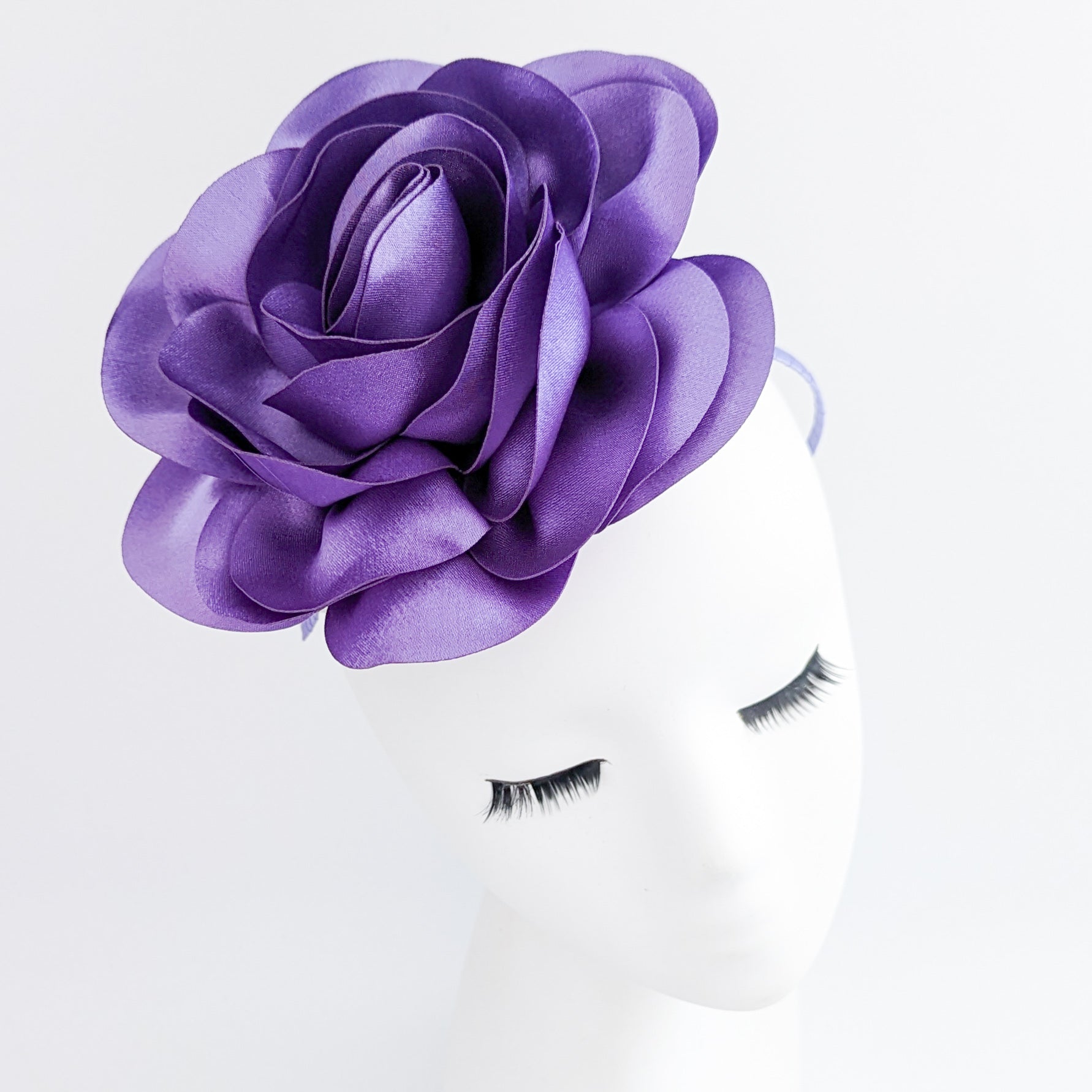 Cappello grande con fascinator rosa in raso viola