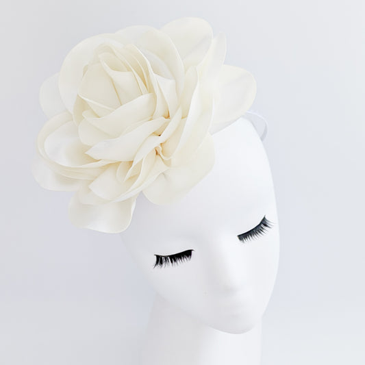 Cappello grande con fascinator rosa in raso crema