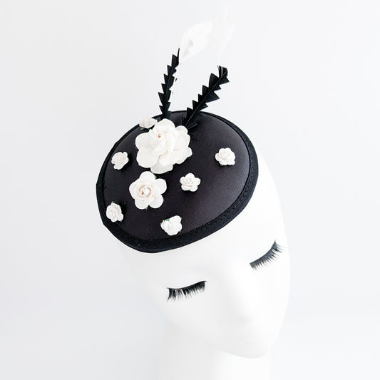 Cappello a fascinator con piume di fiori in bianco e nero