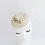 Cappello fascinator con piume di cristallo oro champagne