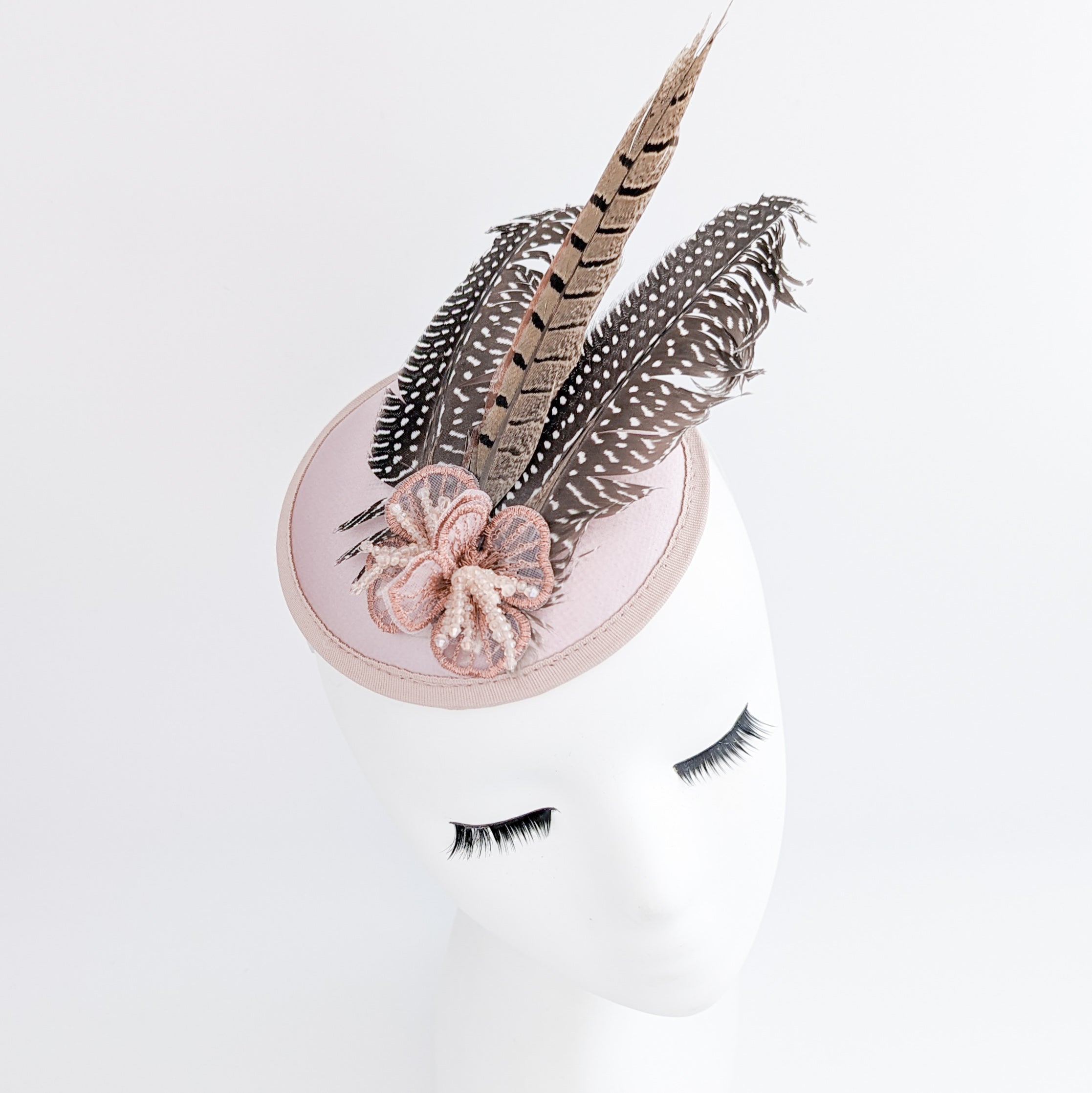 Cappello fascinator in raso con piume di fagiano rosa cipria