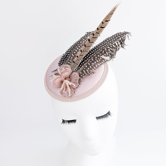 Cappello fascinator in raso con piume di fagiano rosa cipria