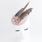 Cappello fascinator in raso con piume di fagiano rosa cipria