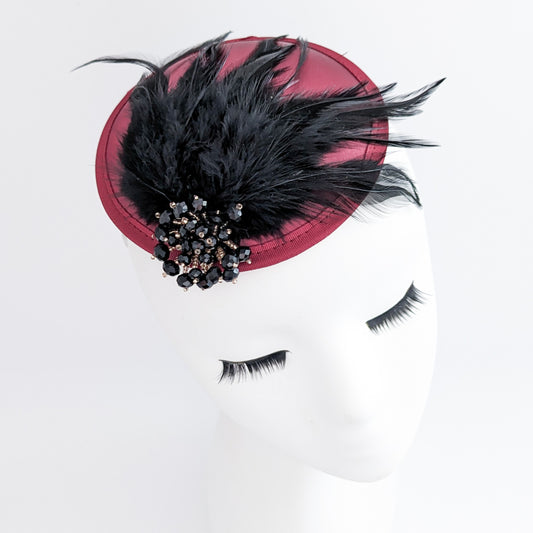Cappello fascinator in raso di piume di cristallo rosso nero