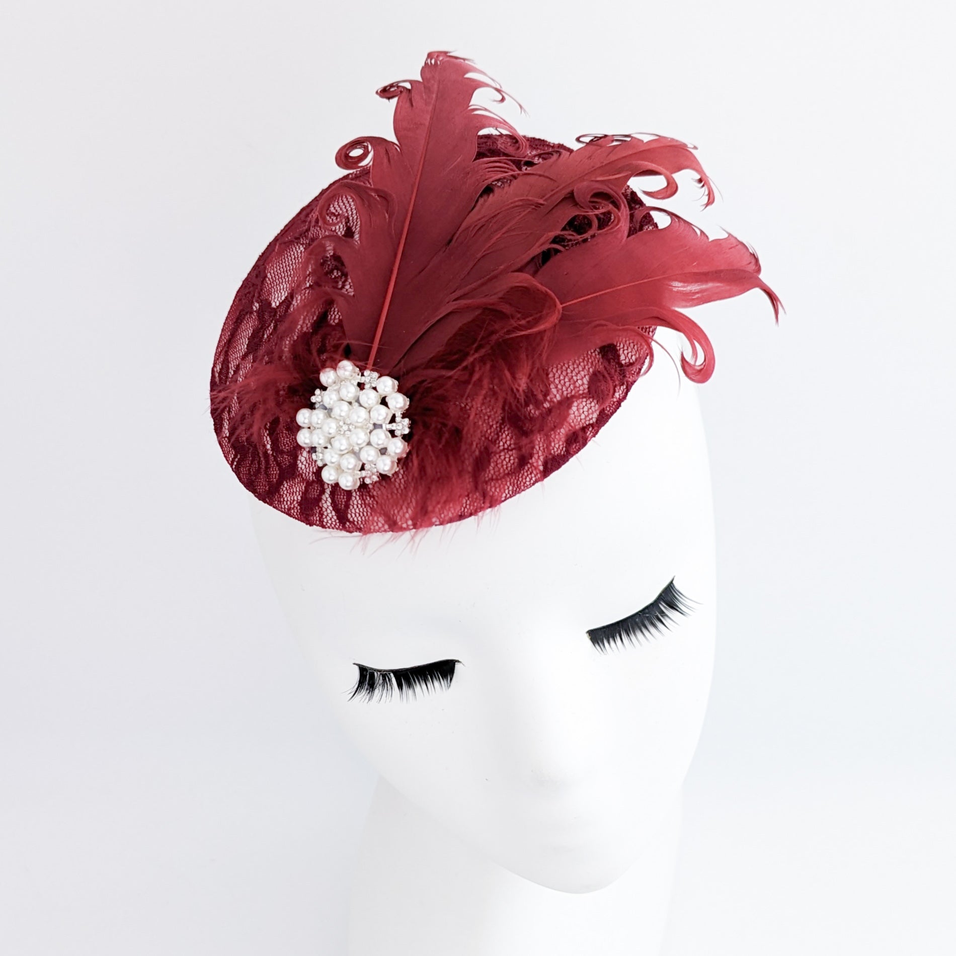 Cappello fascinator in raso di piume di cristallo rosso nero