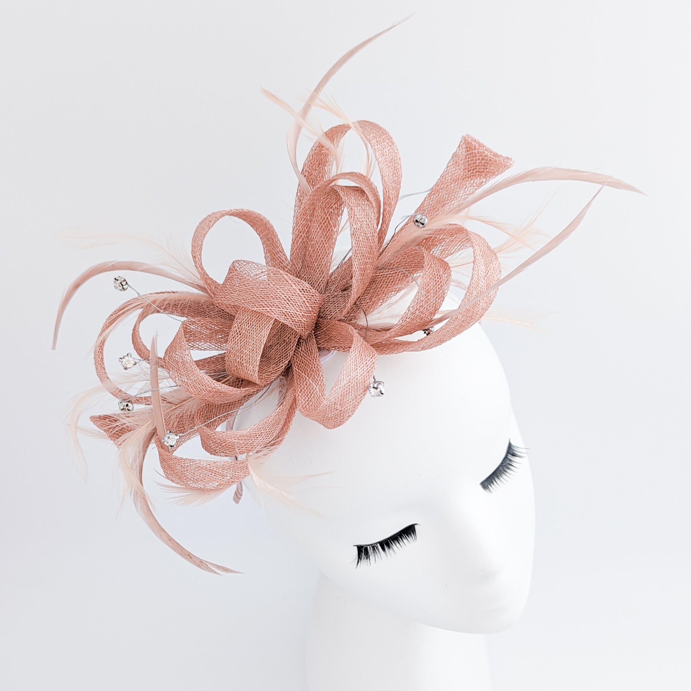 Cappello fascinator con piume di cristallo rosa cipria