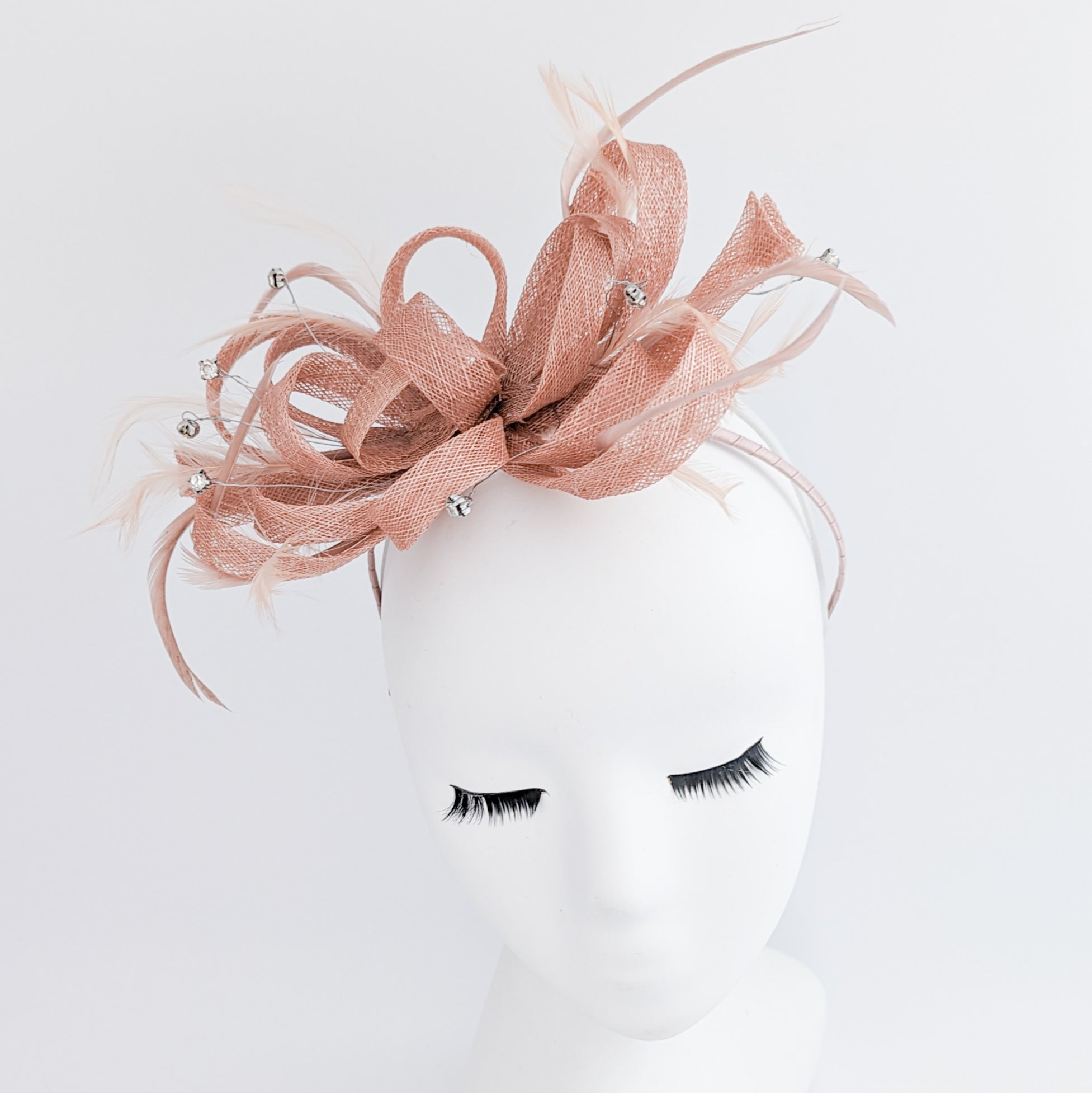 Cappello fascinator con piume di cristallo rosa cipria