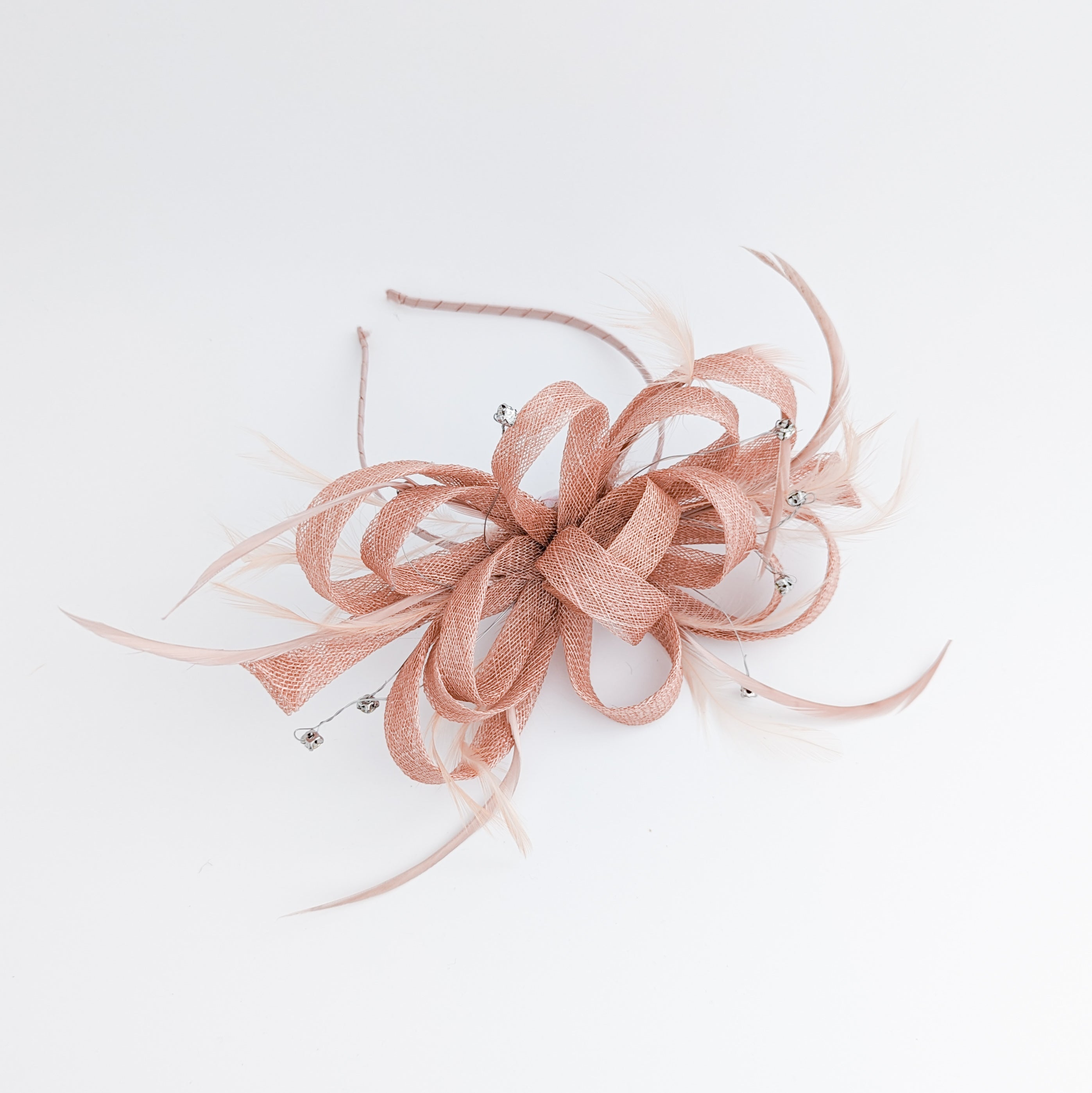 Cappello fascinator con piume di cristallo rosa cipria