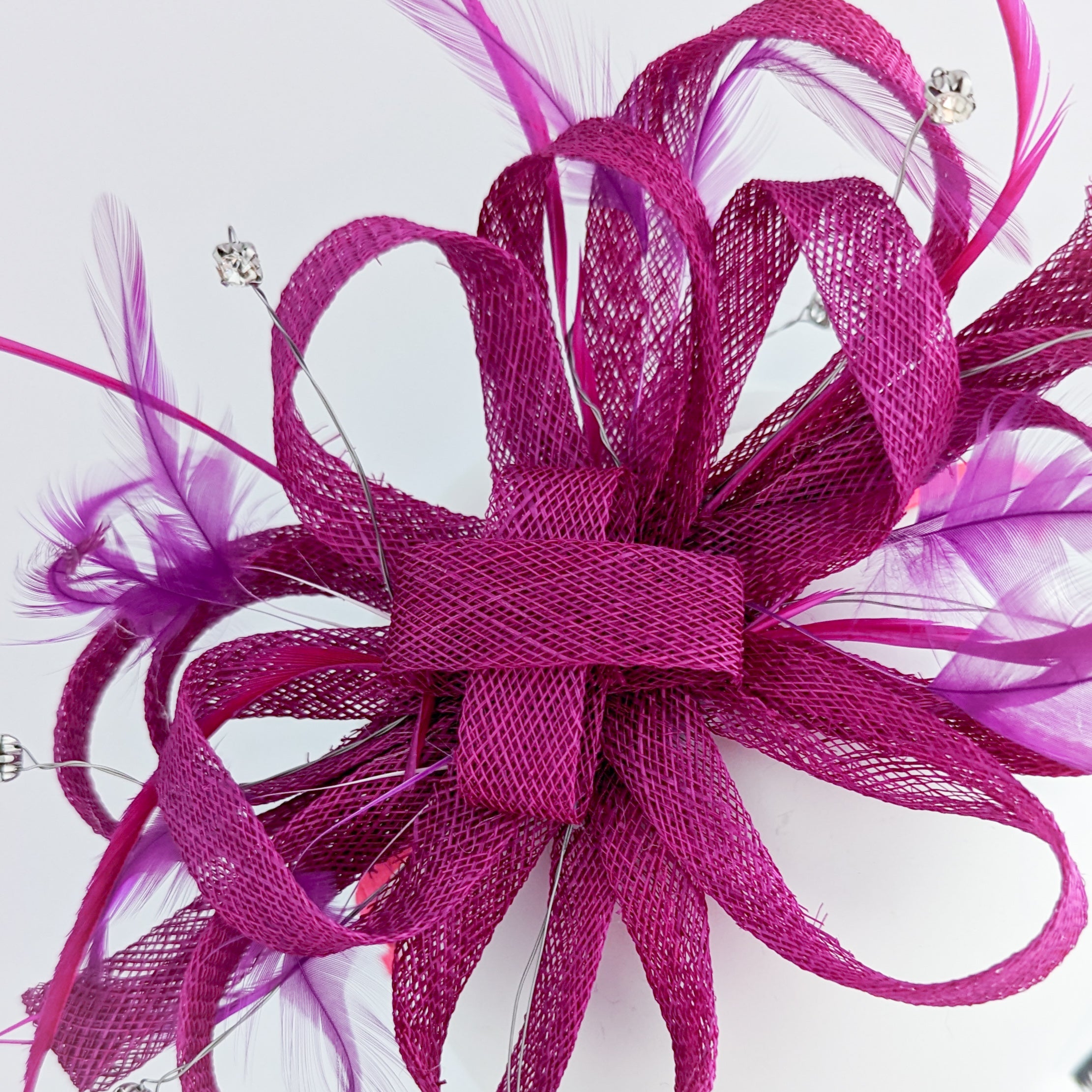 Cappello fascinator con piume di cristallo rosa magenta