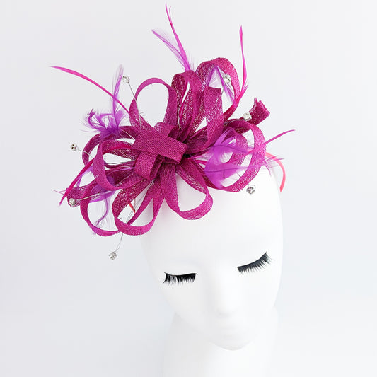 Cappello fascinator con piume di cristallo rosa magenta