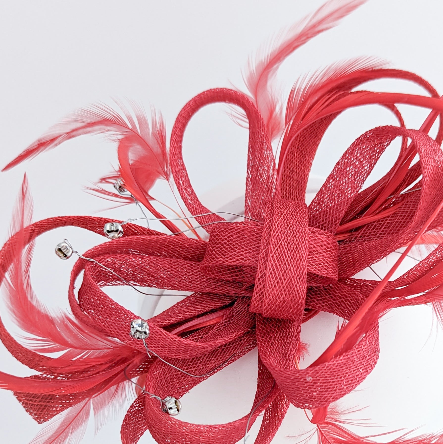 Cappello fascinator di piume di cristallo rosso