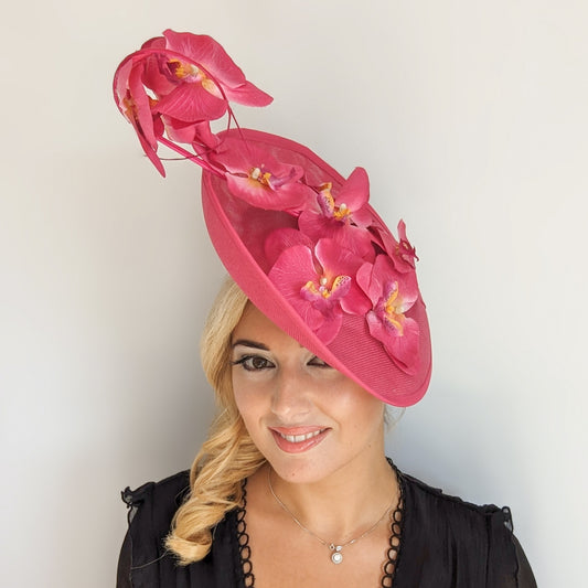 Cappello fascinator disco con piattino fiore grande orchidea rosa fucsia