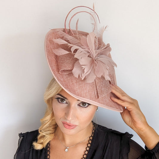 Cappello fascinator con piume a goccia grande rosa cipria