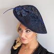 Cappello a fascinator con fiore a goccia grande blu navy