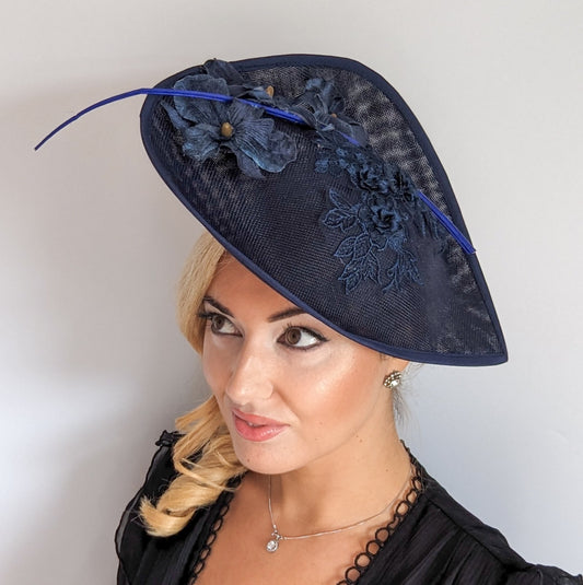 Cappello a fascinator con fiore a goccia grande blu navy