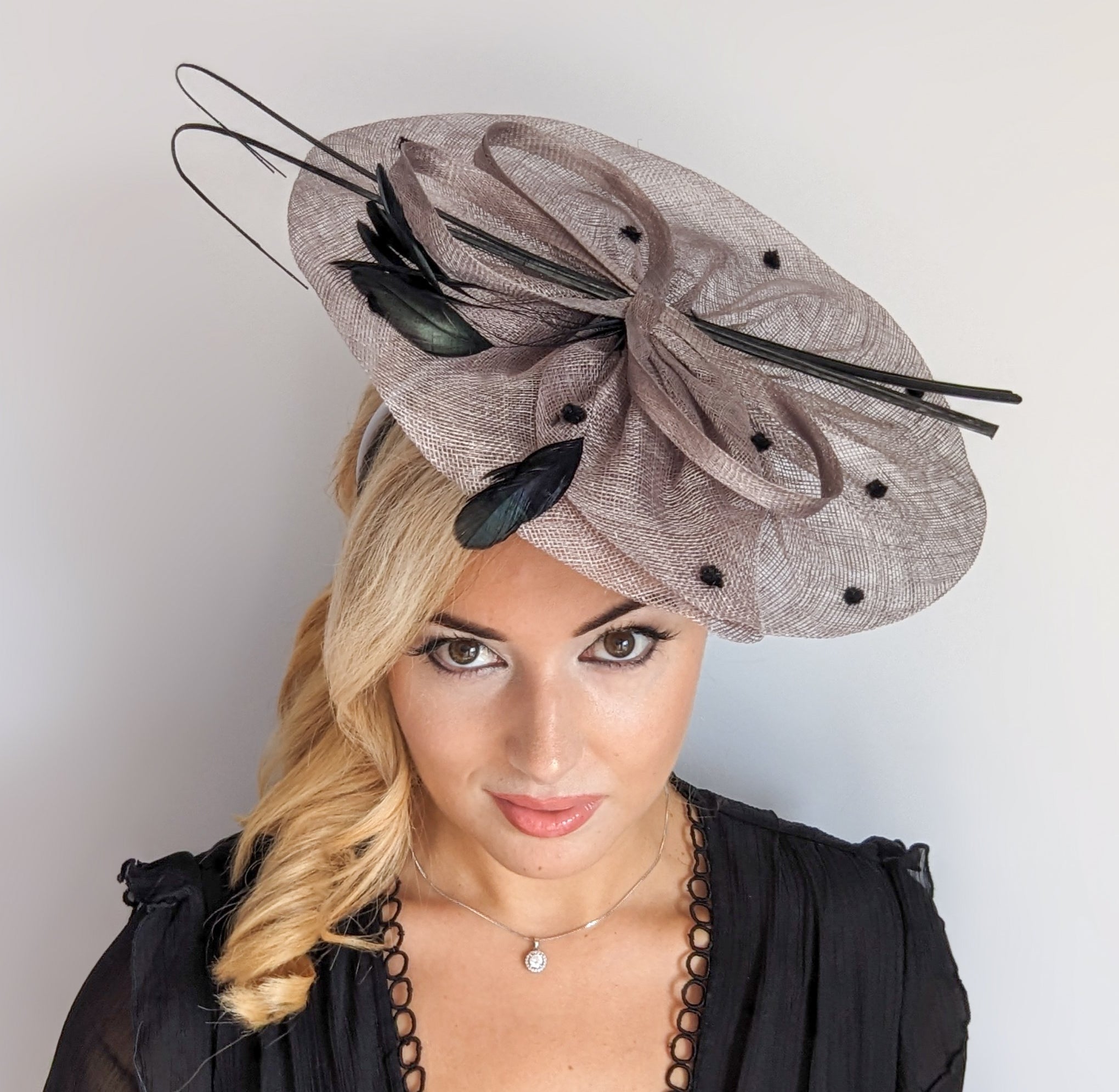 Cappello fascinator a disco a pois con piume grandi grigie