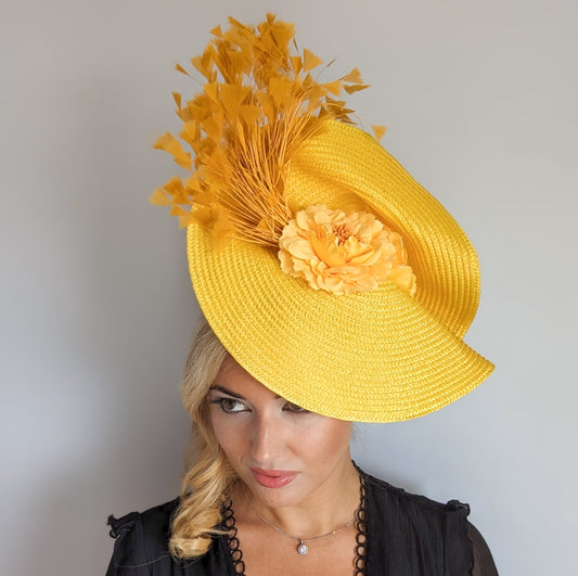 Cappello fascinator di piume di fiori di paglia intrecciata di colore giallo grande