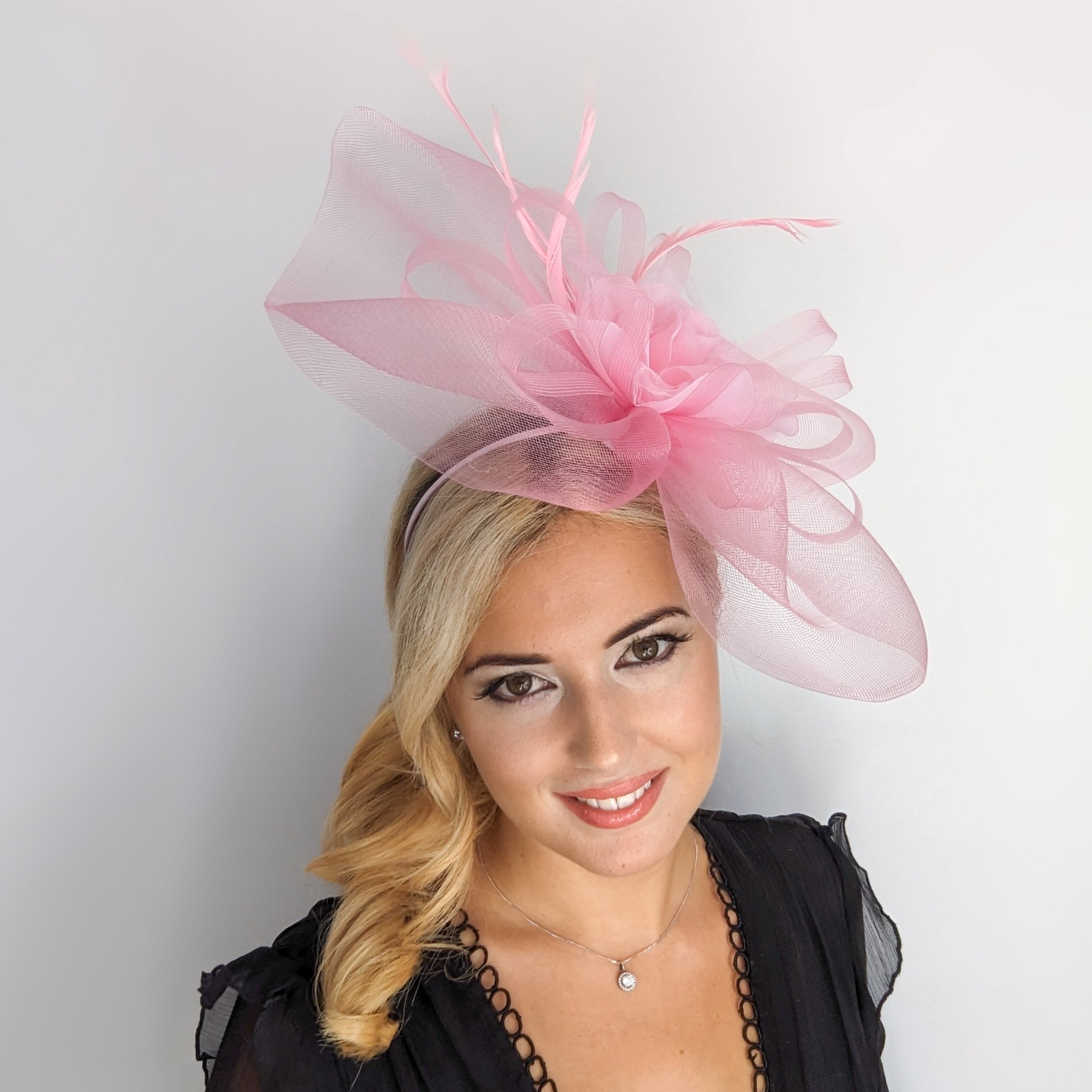 Cappello fascinator a disco a pois con piume grandi nere