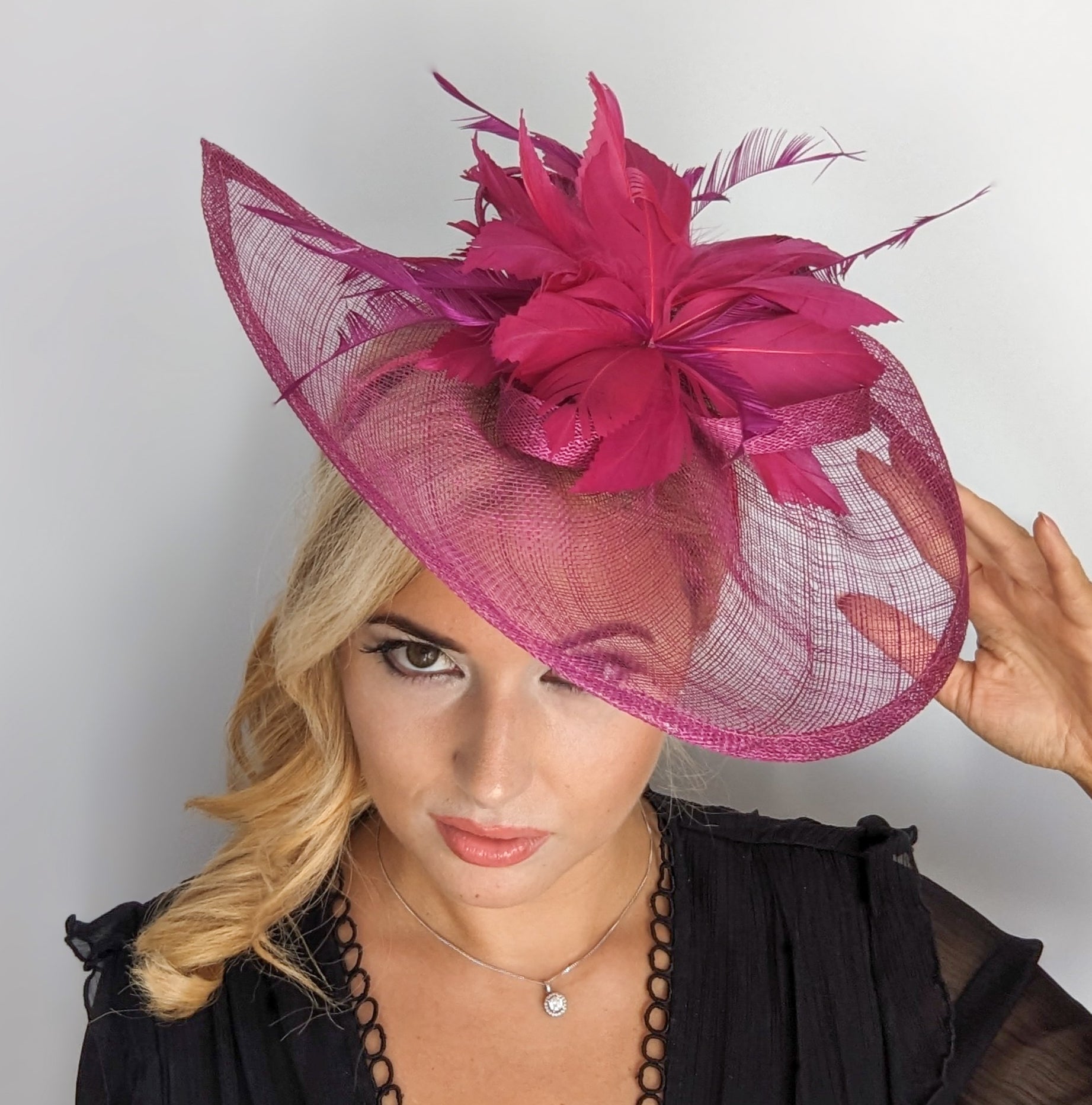 Cappello fascinator a goccia con piume rosa cipria