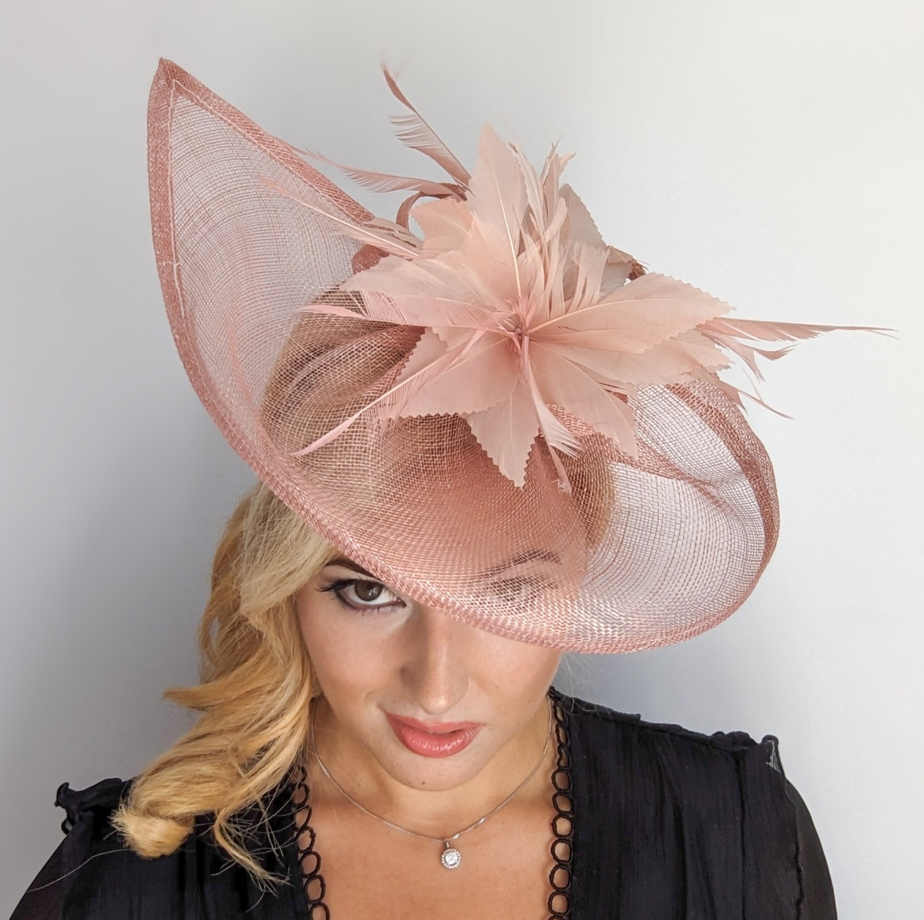 Cappello fascinator a goccia con piume rosa cipria