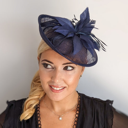 Cappello fascinator disco piuma blu navy