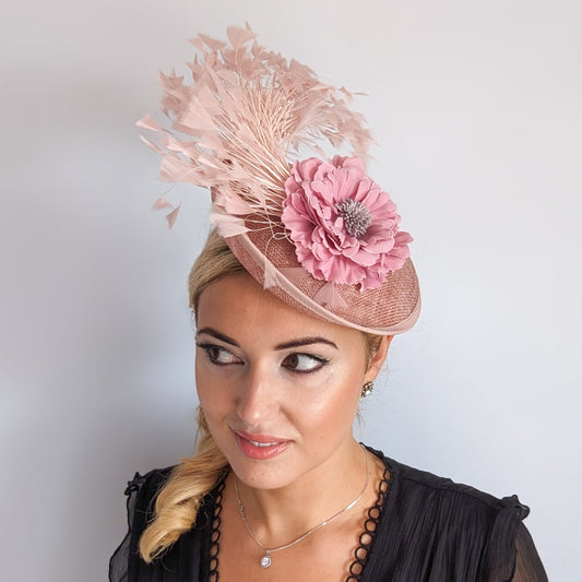 Cappello fascinator disco piattino con piume di fiori rosa cipria