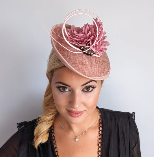 Cappello fascinator disco piattino con piume di fiori rosa cipria