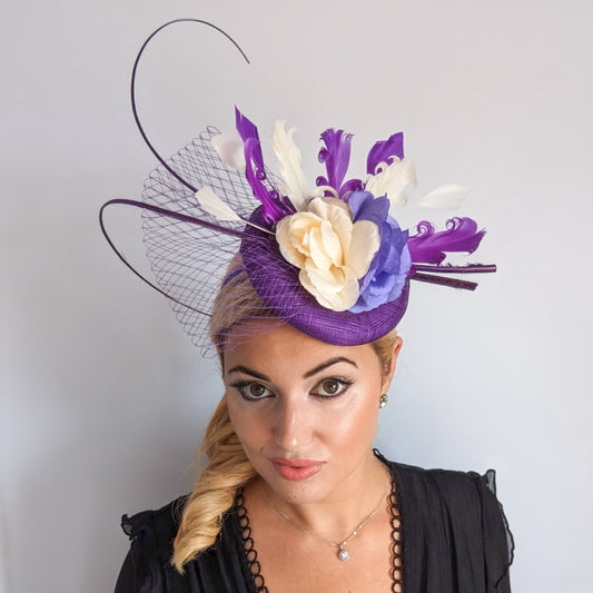 Cappello fascinator con piume di fiore viola Cadbury