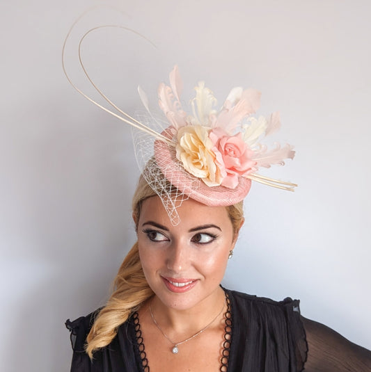 Cappello fascinator con piume di fiori rosa chiaro