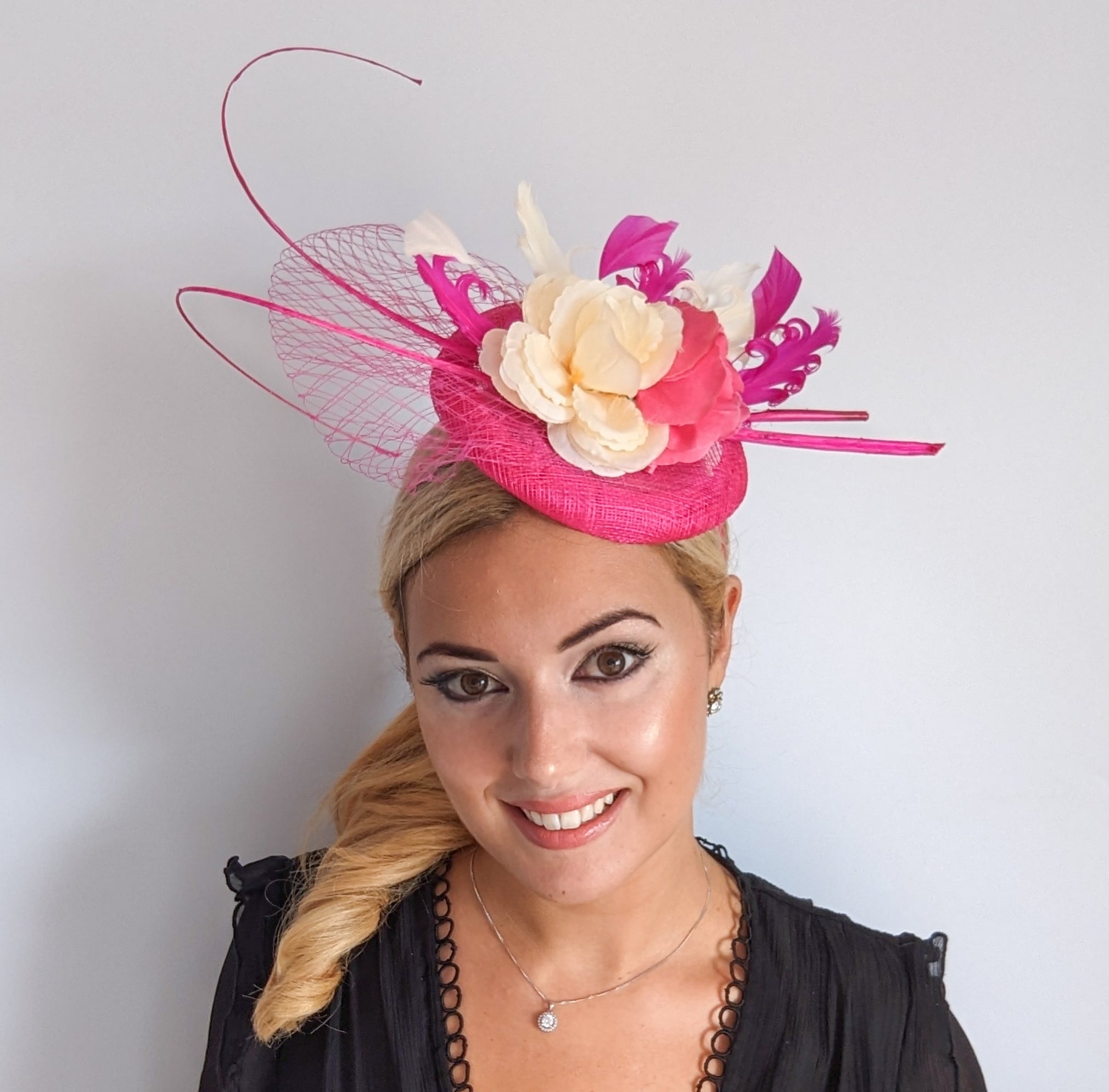 Cappello fascinator con piume di fiori rosa caldo