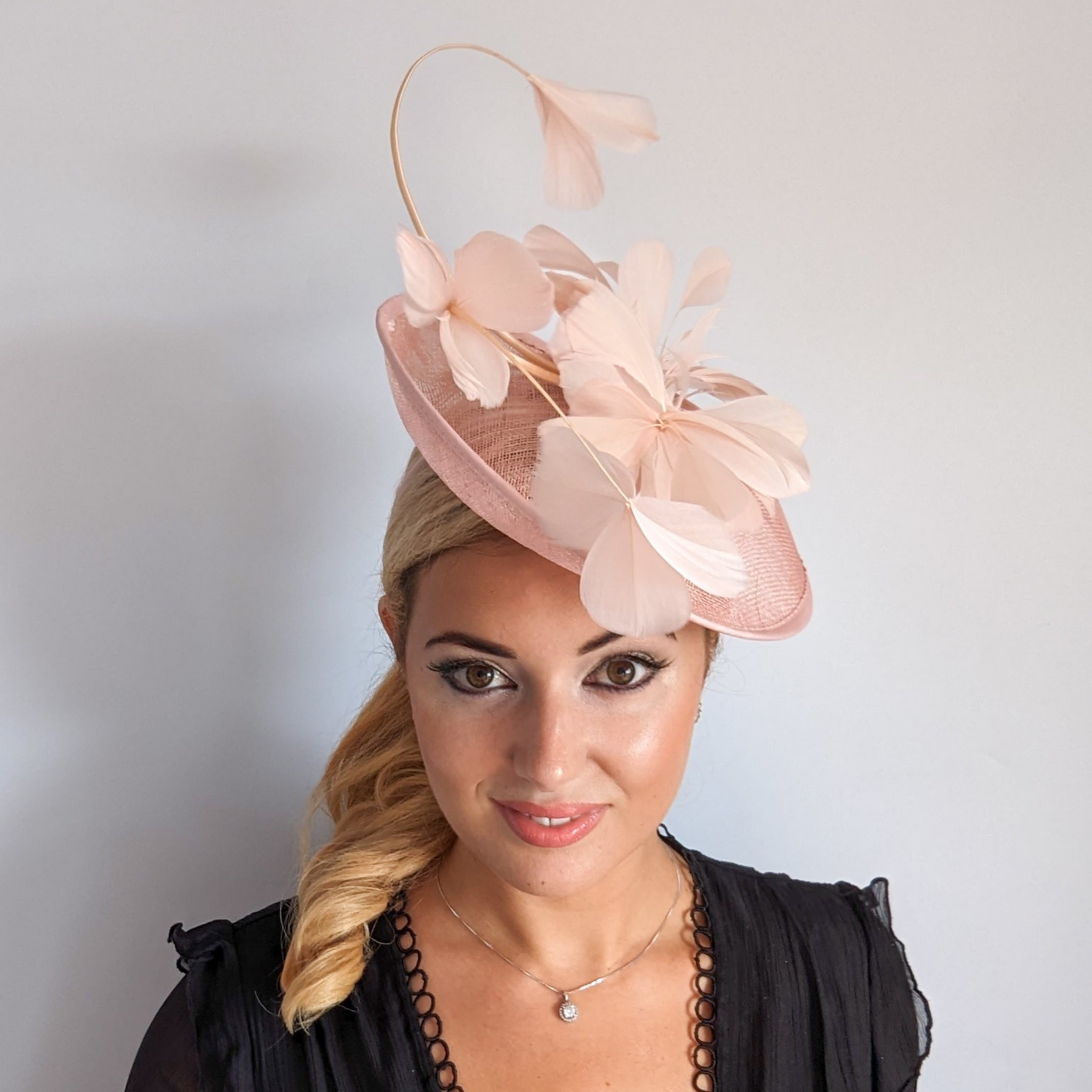 Cappello fascinator con disco di piume rosa chiaro