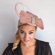 Cappello fascinator con fiocco di piume di cristallo rosa cipria