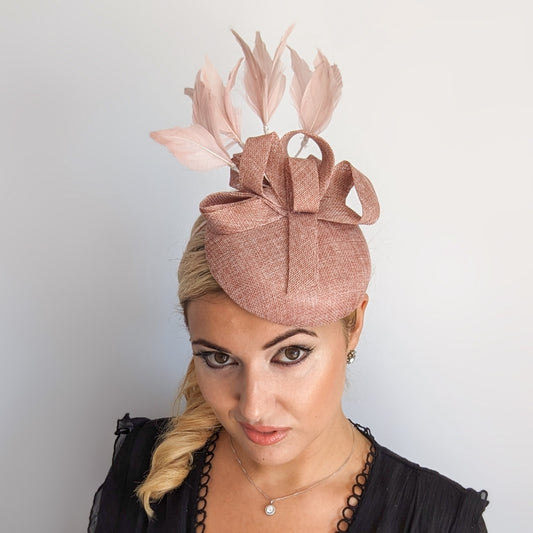 Cappello fascinator con piume rosa cipria