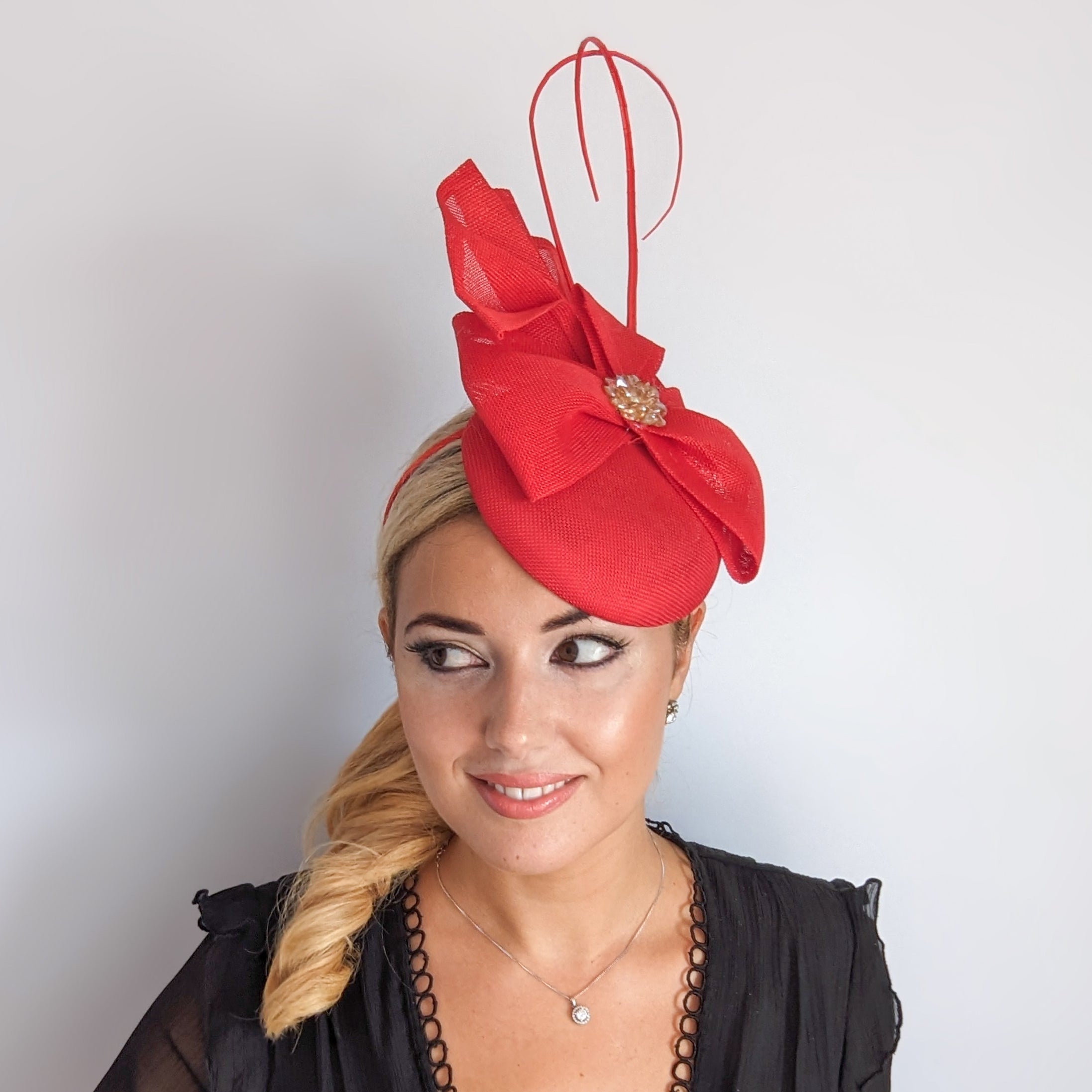 Cappello fascinator con fiocco in cristallo rosso