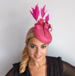 Cappello fascinator con piume rosa fucsia