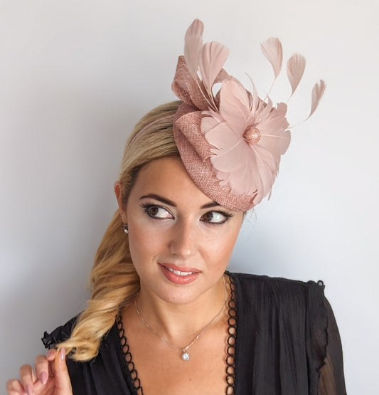 Cappello fascinator con piume rosa cipria