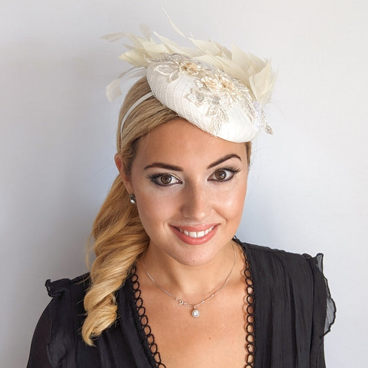 Cappello fascinator in raso di pizzo con piume color crema