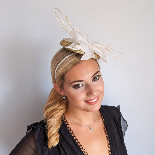 Cappello fascinator di piume glitter oro