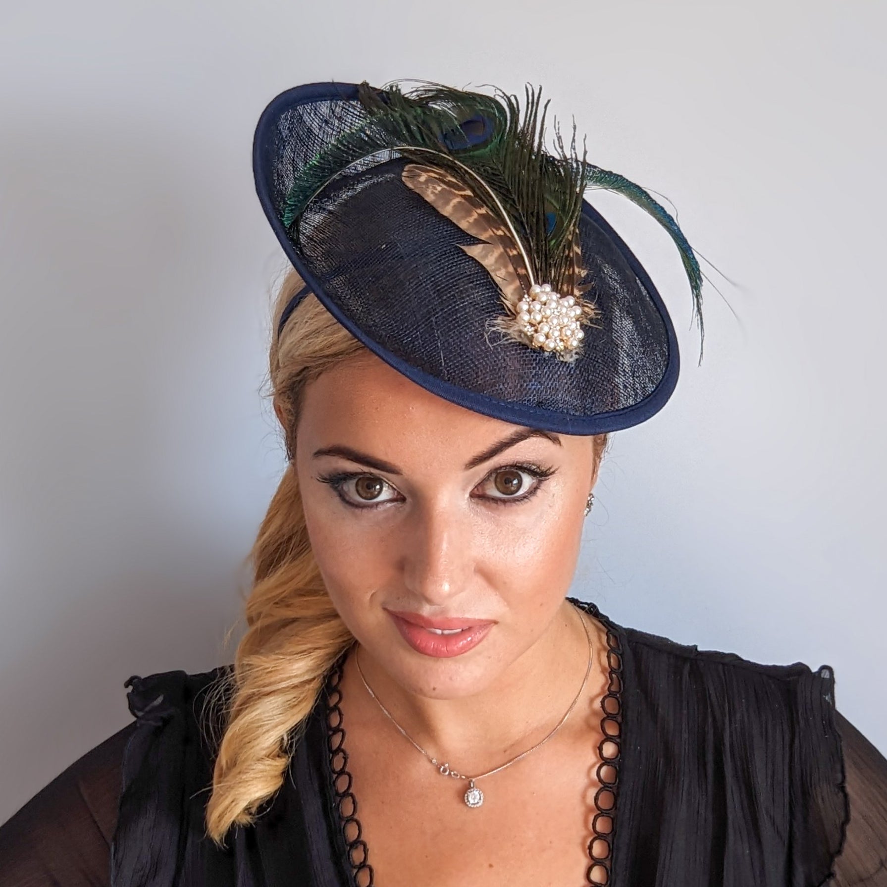 Cappello fascinator con piattino in piuma di fagiano blu navy