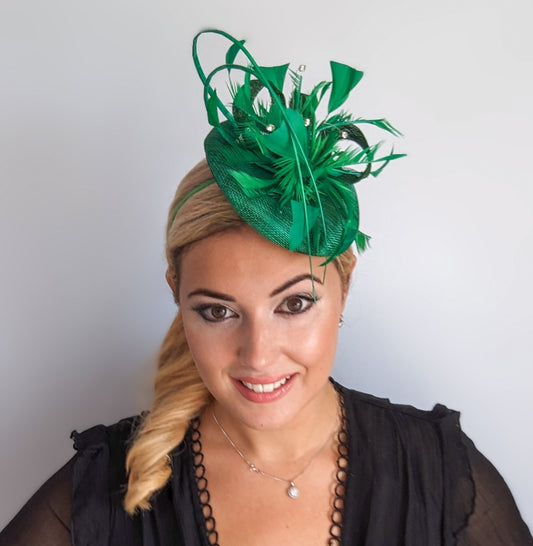 Cappello fascinator con piume di cristallo verde