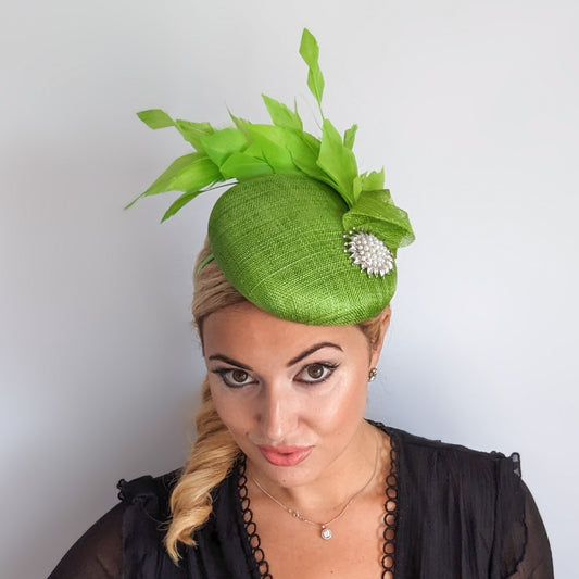 Cappello fascinator con perle di piume verde lime