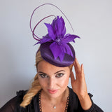 Cappello fascinator in raso di pizzo con piume blu navy