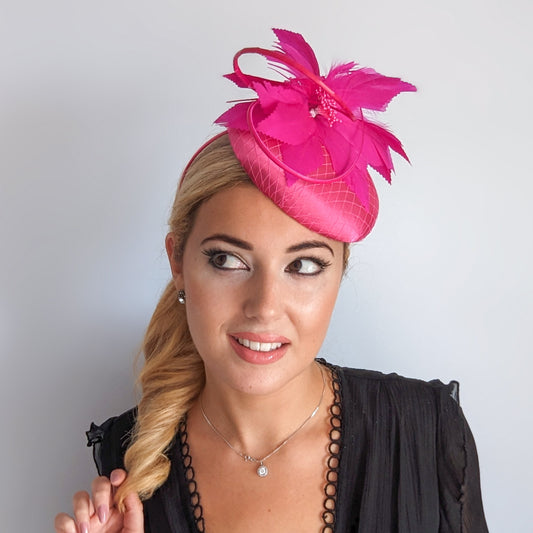 Cappello fascinator in raso di pizzo con piume blu navy