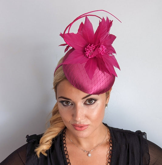 Cappello fascinator in raso di pizzo con piume blu navy