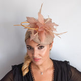 Cappello fascinator con piume di corallo