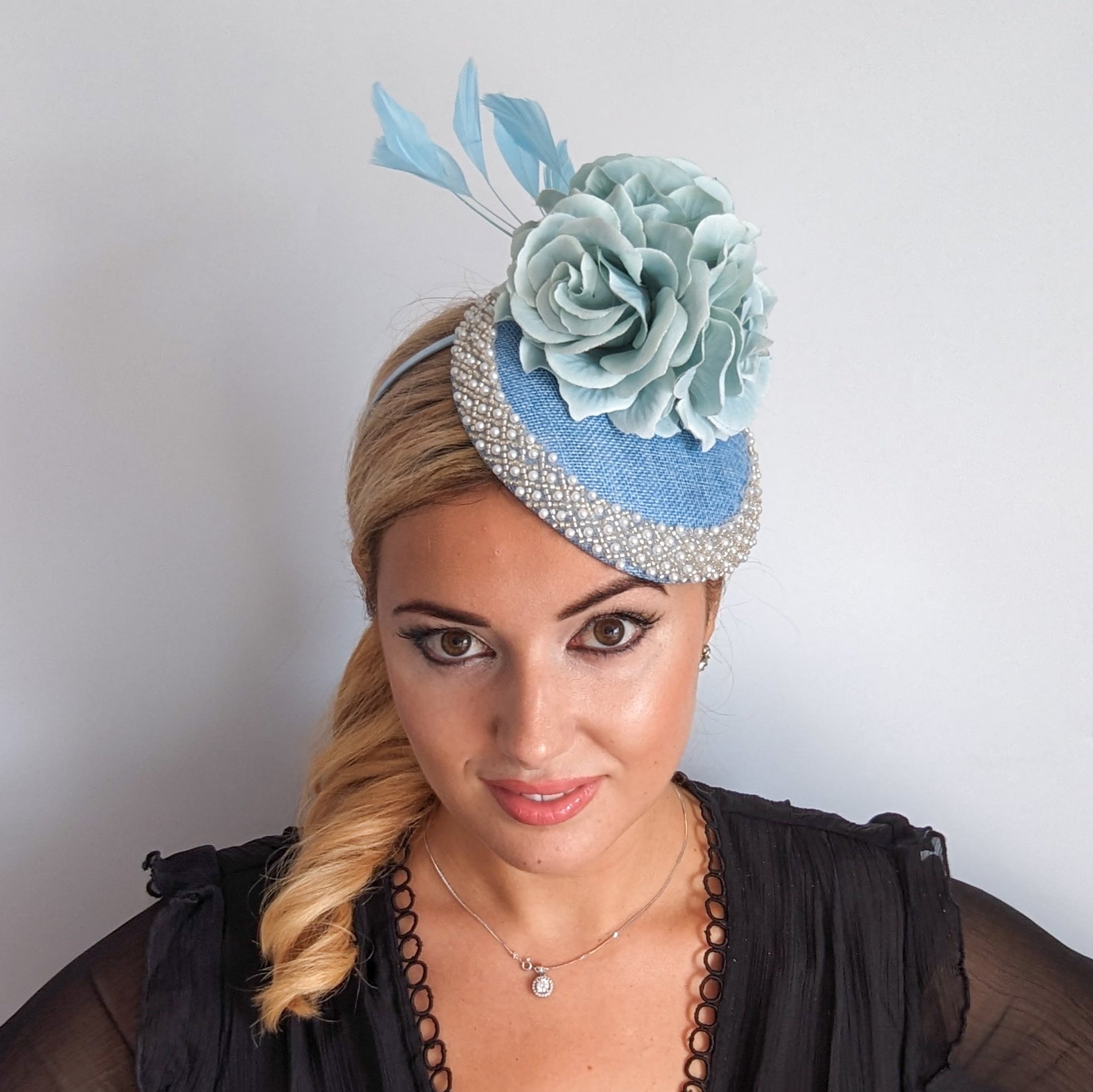 Cappello fascinator in raso di pizzo con piume blu navy