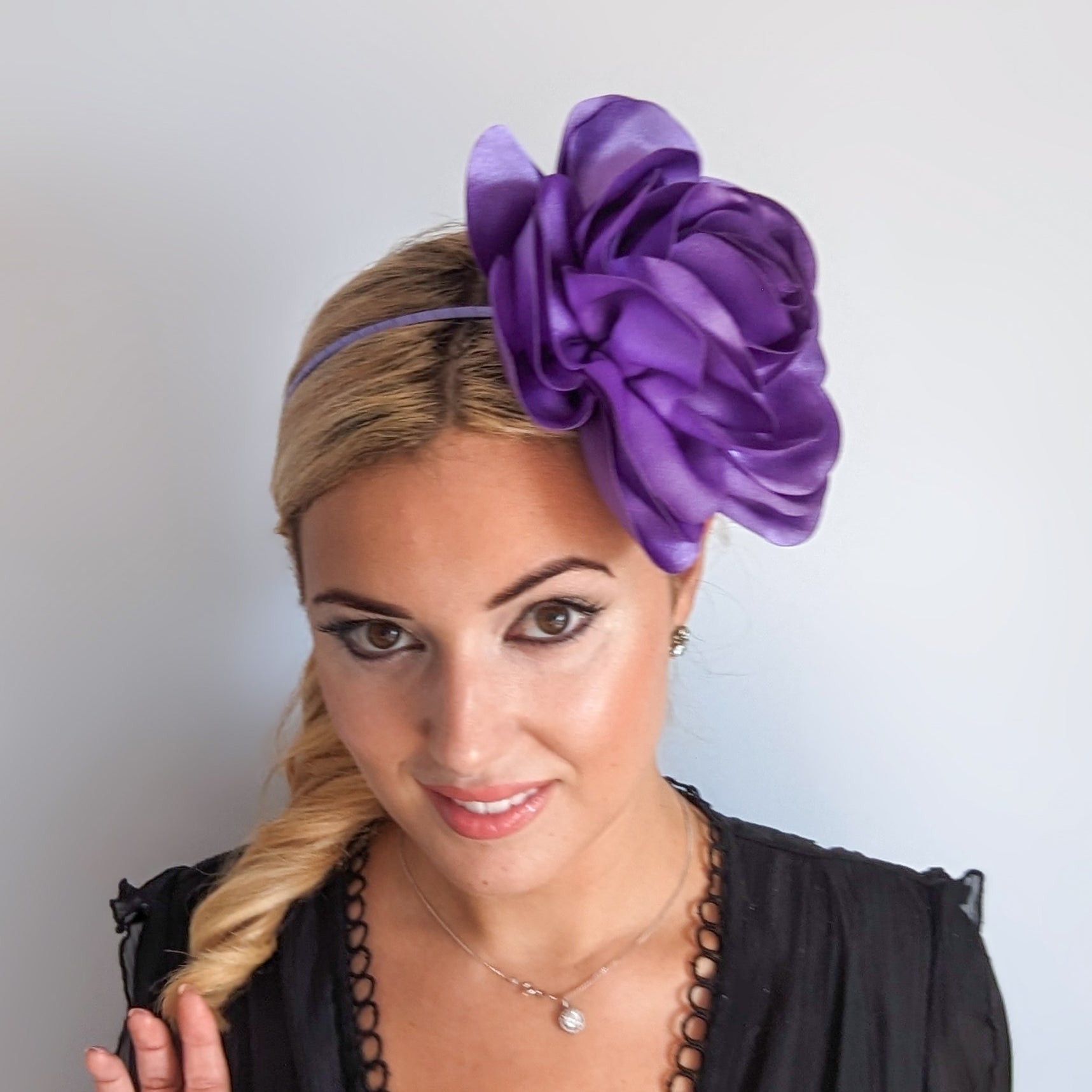 Cappello grande con fascinator rosa in raso viola