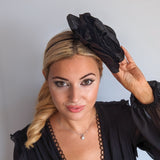 Cappello grande fascinator rosa in raso nero