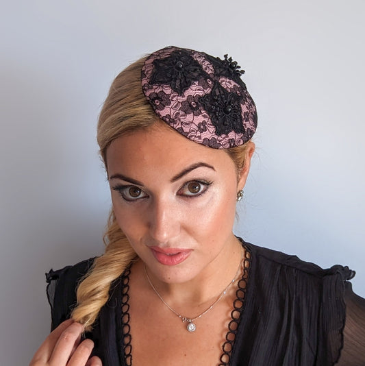 Cappello fascinator piccolo in pizzo rosa nero