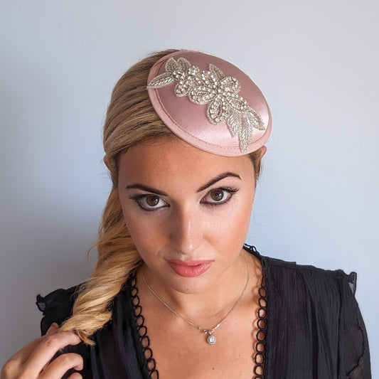 Cappelli da sposa fascinator piccoli in raso di cristallo rosa cipria uk